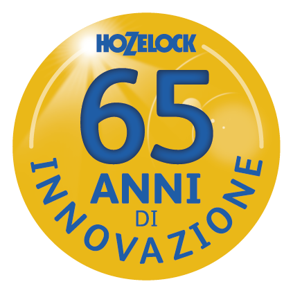 Logo giallo con testo blu che annuncia i 65 anni di innovazione di Hozelock